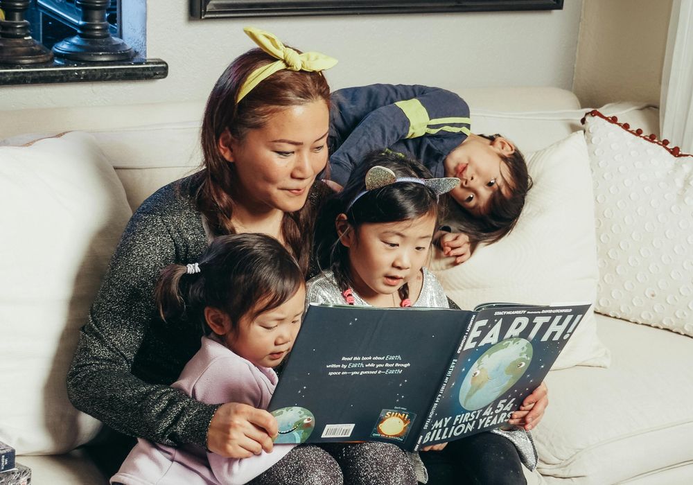 親子で絵本を楽しむイベントの様子